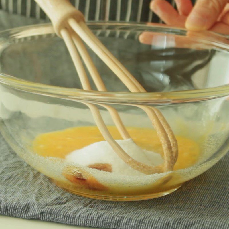 Step 1 Mix the egg and sugar mixture Chocolate Shell Cakes - madeleine chocolat