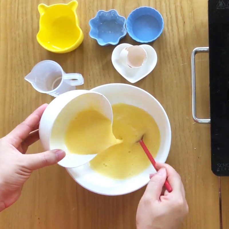 Step 3 Mix the egg milk custard mixture for baby weaning