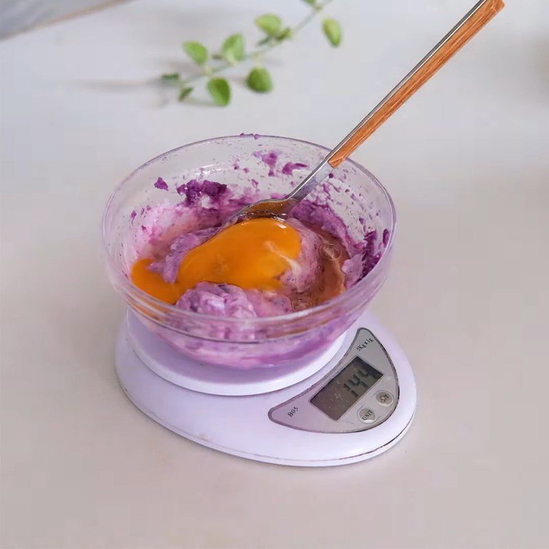 Step 2 Mix purple sweet potato with other ingredients Purple sweet potato steamed yogurt cake