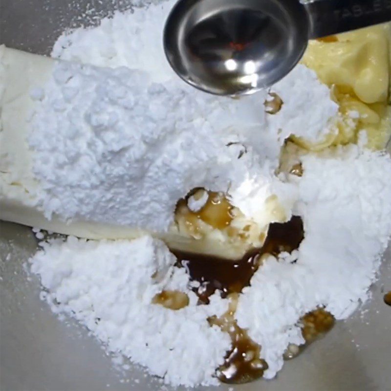 Step 5 Mix the frosting layer for Red Velvet cake using a rice cooker