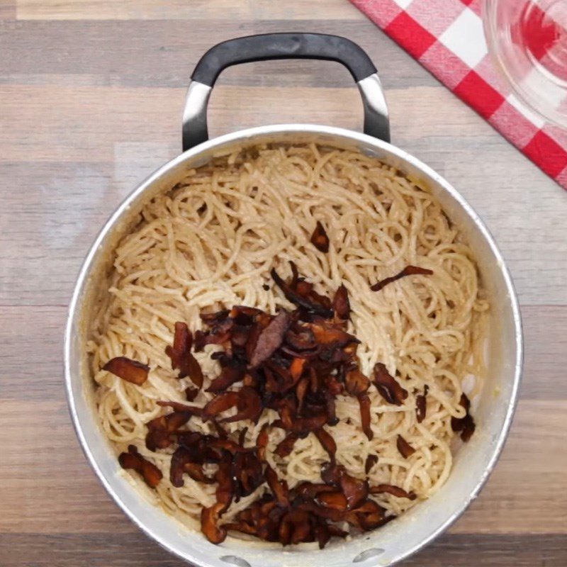 Step 4 Mixing pasta with mushroom cream sauce