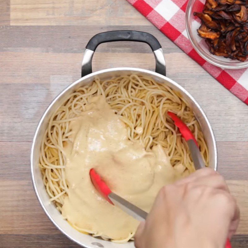 Step 4 Mixing pasta with mushroom cream sauce