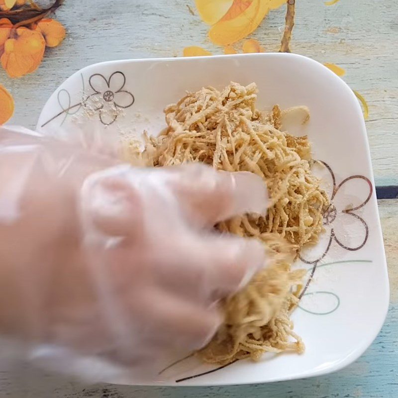 Step 3 Mixing the vegetarian nem from enoki mushrooms