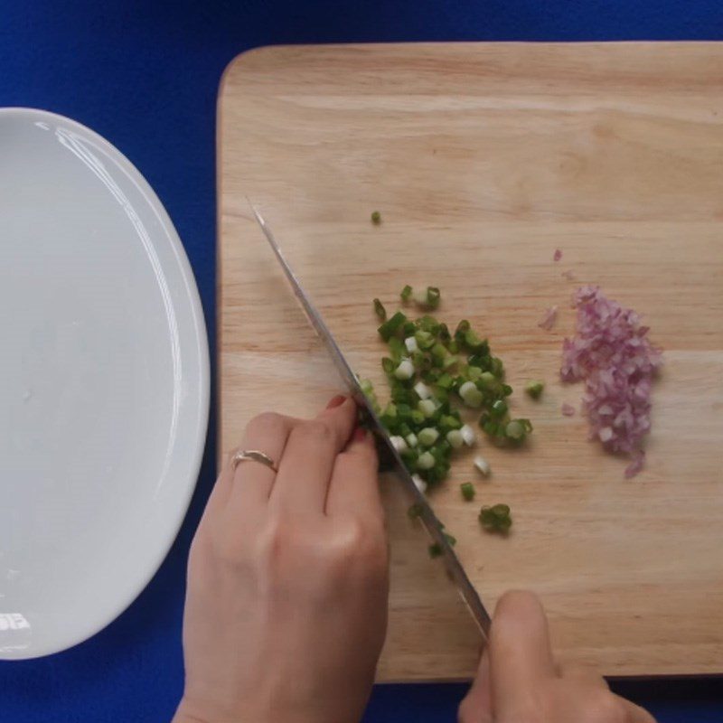 Step 1 Mix the filling for rose-shaped dumplings with meat