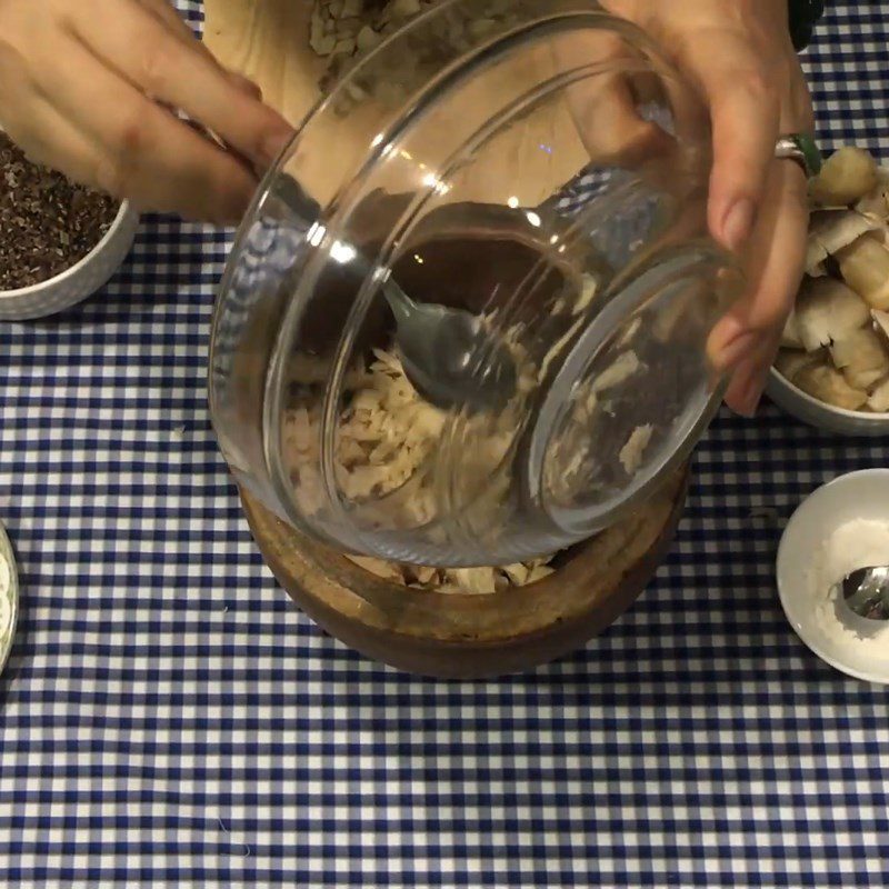 Step 2 Mixing mushroom filling Vegetarian gourd soup with mushrooms