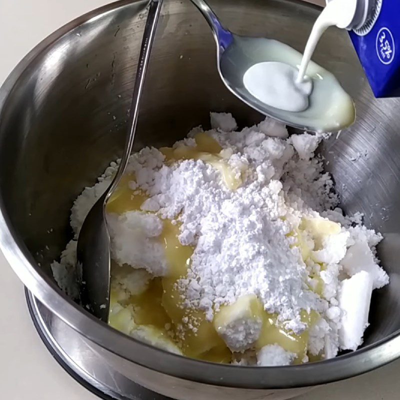 Step 1 Mix the coconut milk filling for Sticky Rice Cake with Fresh Glutinous Rice Flour