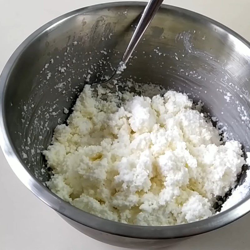 Step 1 Mix the coconut milk filling for Sticky Rice Cake with Fresh Glutinous Rice Flour