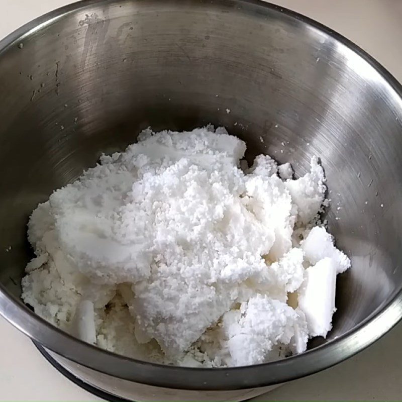 Step 1 Mix the coconut milk filling for Sticky Rice Cake with Fresh Glutinous Rice Flour