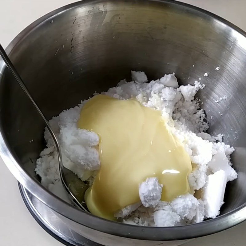 Step 1 Mix the coconut milk filling for Sticky Rice Cake with Fresh Glutinous Rice Flour