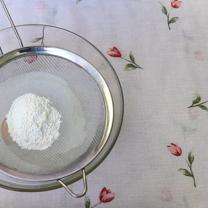 Step 1 Mix the coconut milk egg filling for the chewy cake using glutinous rice flour with coconut milk egg cream filling