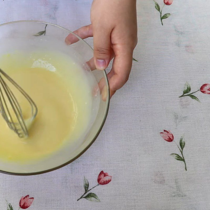 Step 1 Mix the coconut milk egg filling for the chewy cake using glutinous rice flour with coconut milk egg cream filling