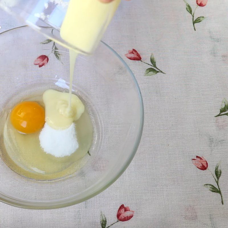 Step 1 Mix the coconut milk egg filling for Soft Cake made from Glutinous Rice Flour