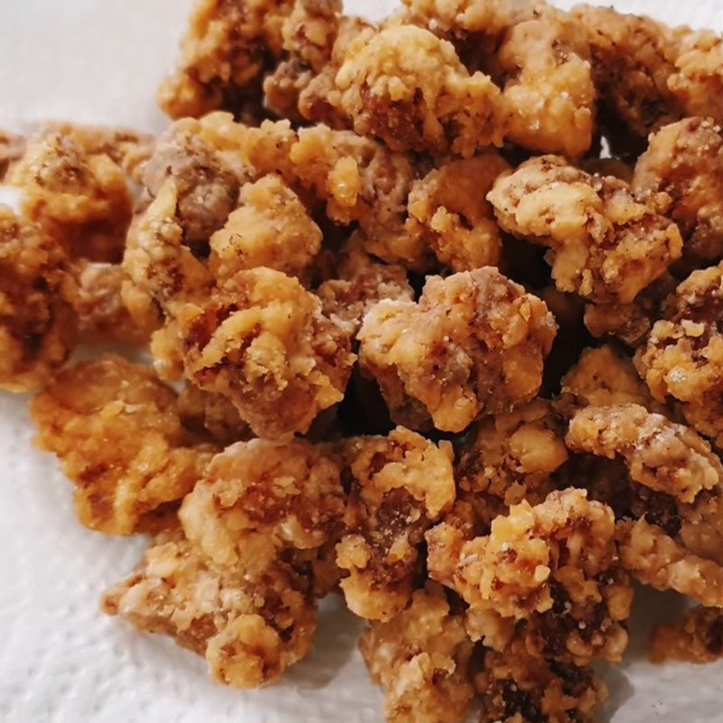 Step 4 Mix the eggs, coat with flour, and fry the meat Stir-fried pork with lychee