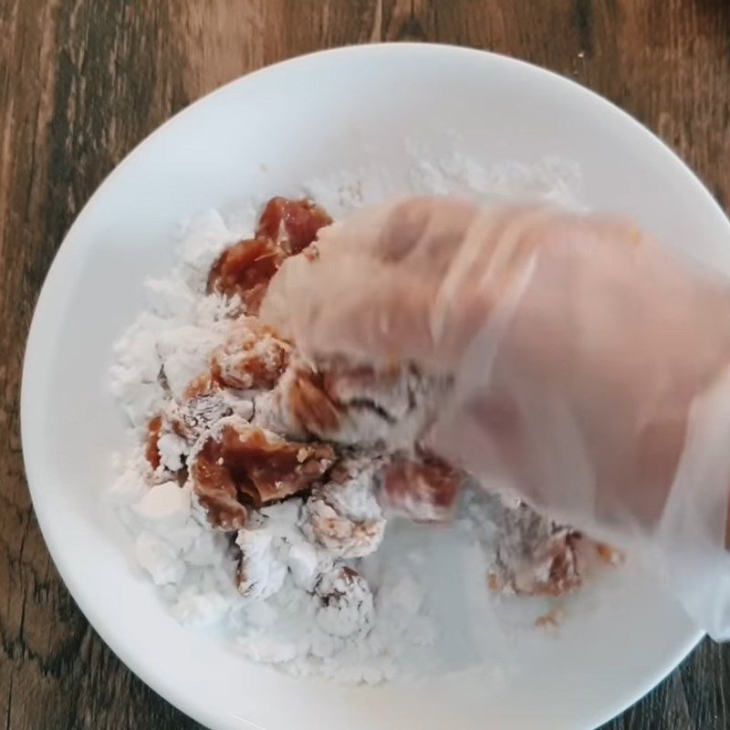 Step 4 Mix the eggs, coat with flour, and fry the meat Stir-fried pork with lychee