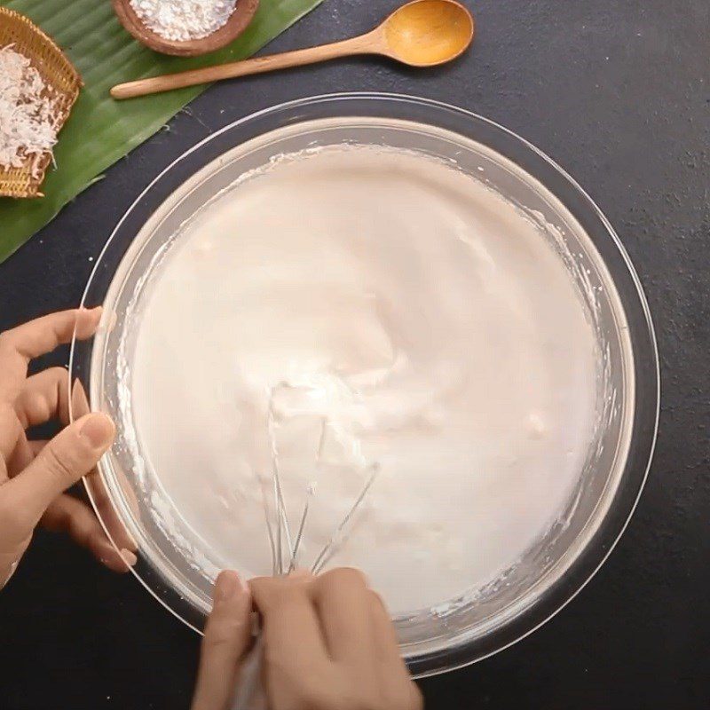 Step 3 Mix and stir the dough for the Central region's banana leaf-wrapped cake