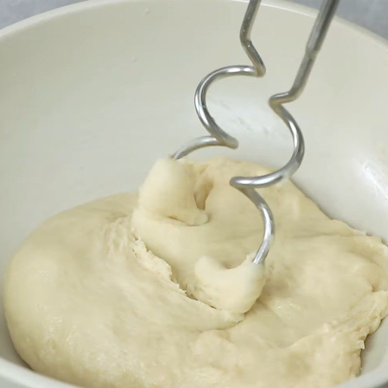 Step 2 Mixing and kneading the dough for melting salted egg pastry