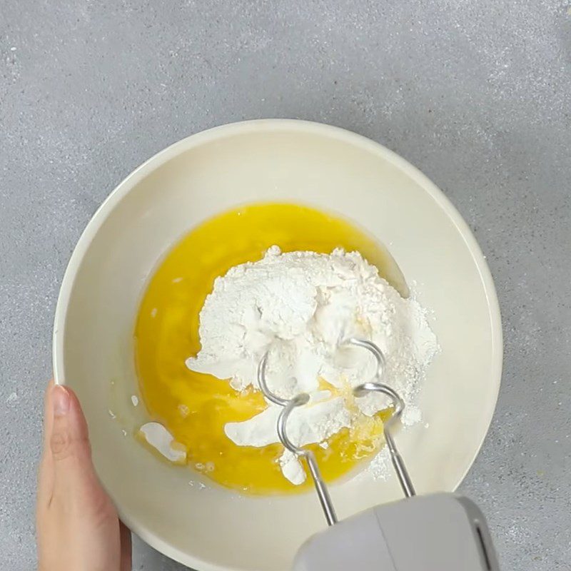 Step 2 Mixing and kneading the dough for melting salted egg pastry