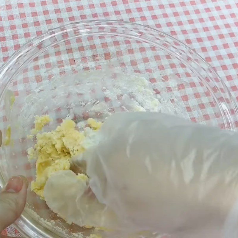 Step 3 Mix and knead the dough Fried glutinous rice cake with red bean filling