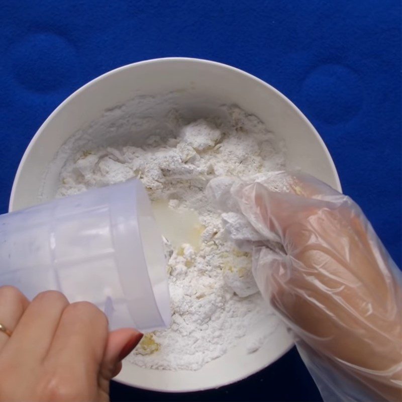 Step 2 Mixing and kneading dough for cam cakes with sesame sugar coating