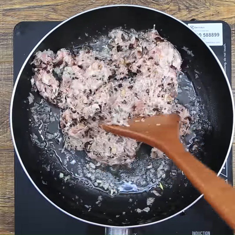 Step 3 Mix and stir-fry the filling for the meat-filled sticky rice cake