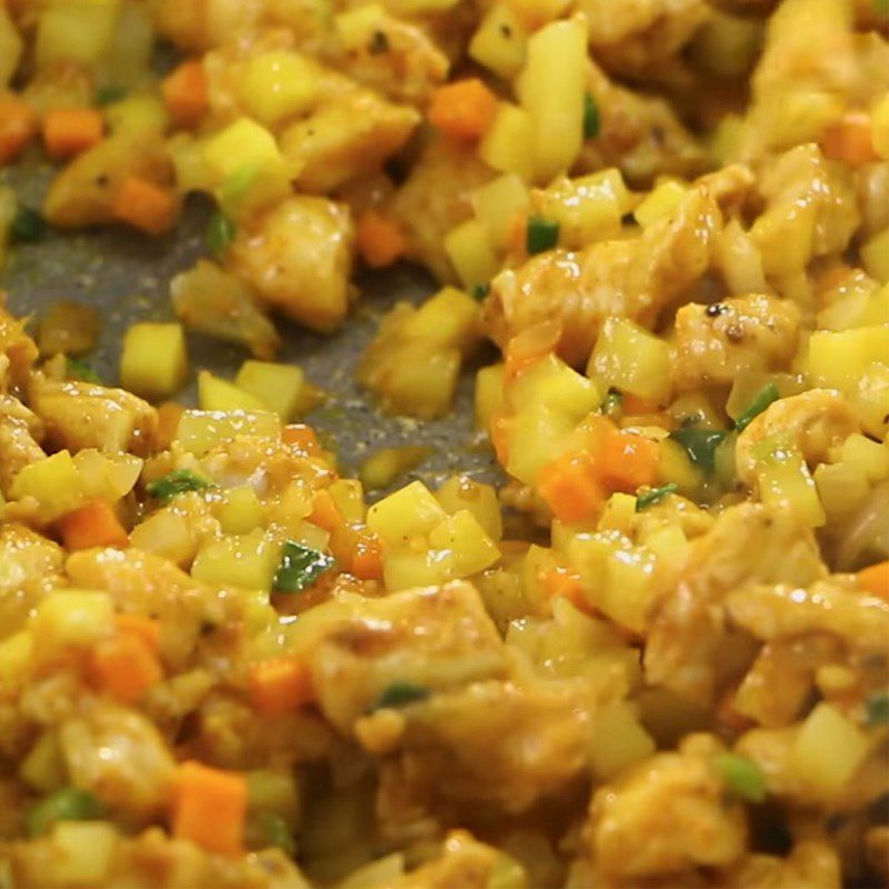 Step 3 Mix and stir-fry the filling Curry stuffed pastries