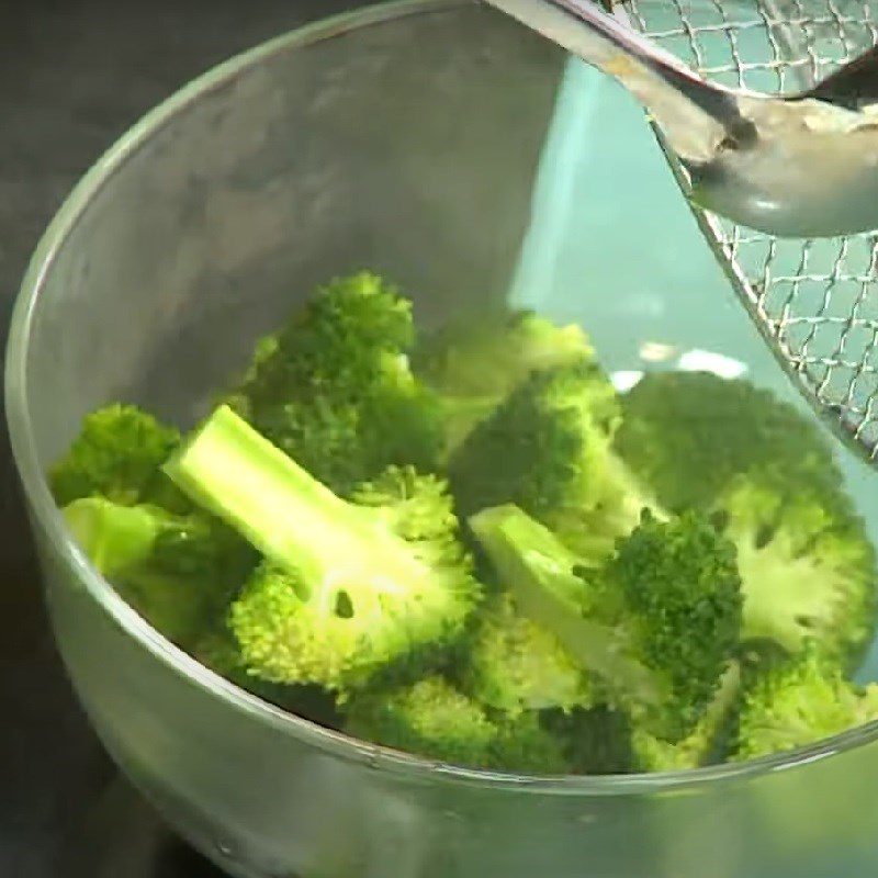 Step 2 Blanch the broccoli for Stir-fried Enoki Mushrooms with Broccoli