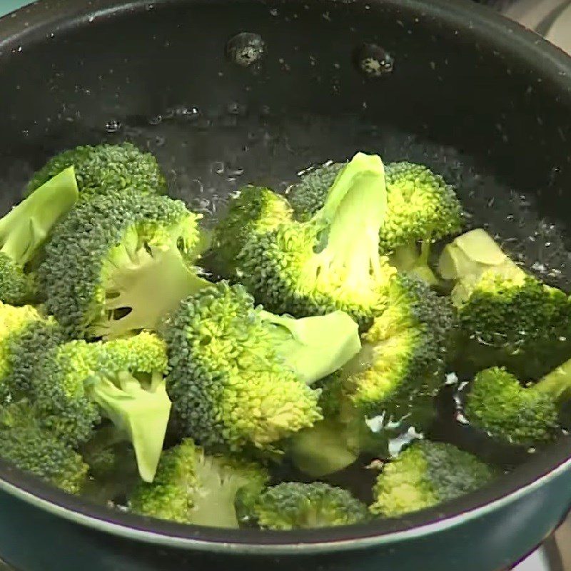 Step 2 Blanch the broccoli for Stir-fried Enoki Mushrooms with Broccoli