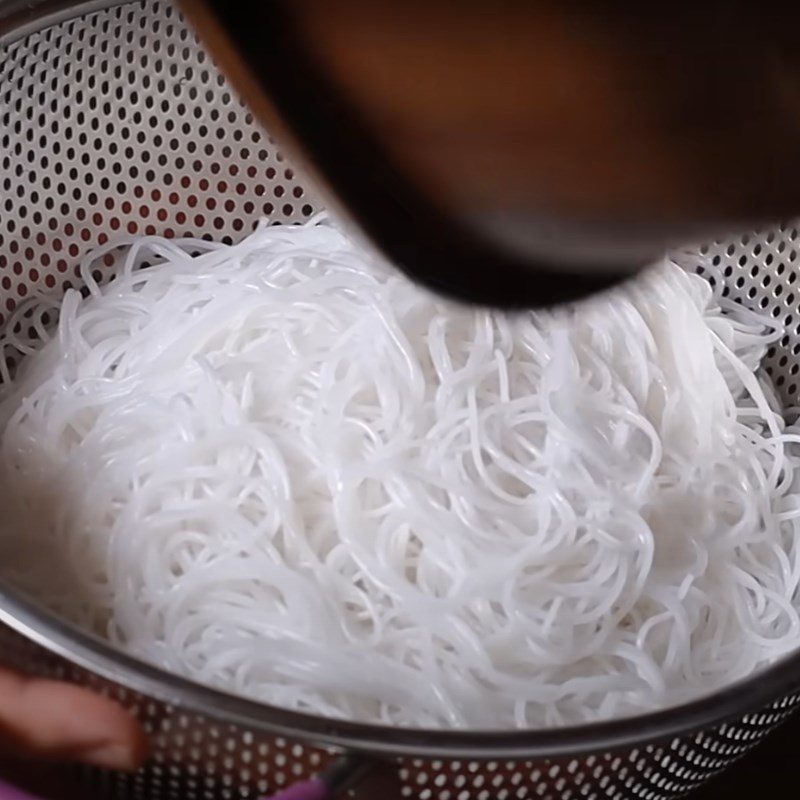 Step 4 Blanching noodles Dry stir-fried noodles