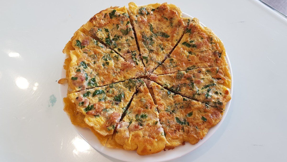 Fried eggs with minced pork and pepper leaves