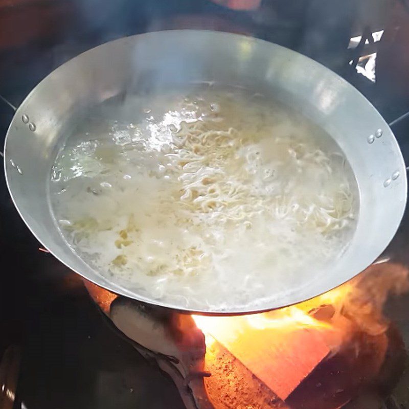 Step 4 Blanching Noodles Stir-fried Mixed Noodles