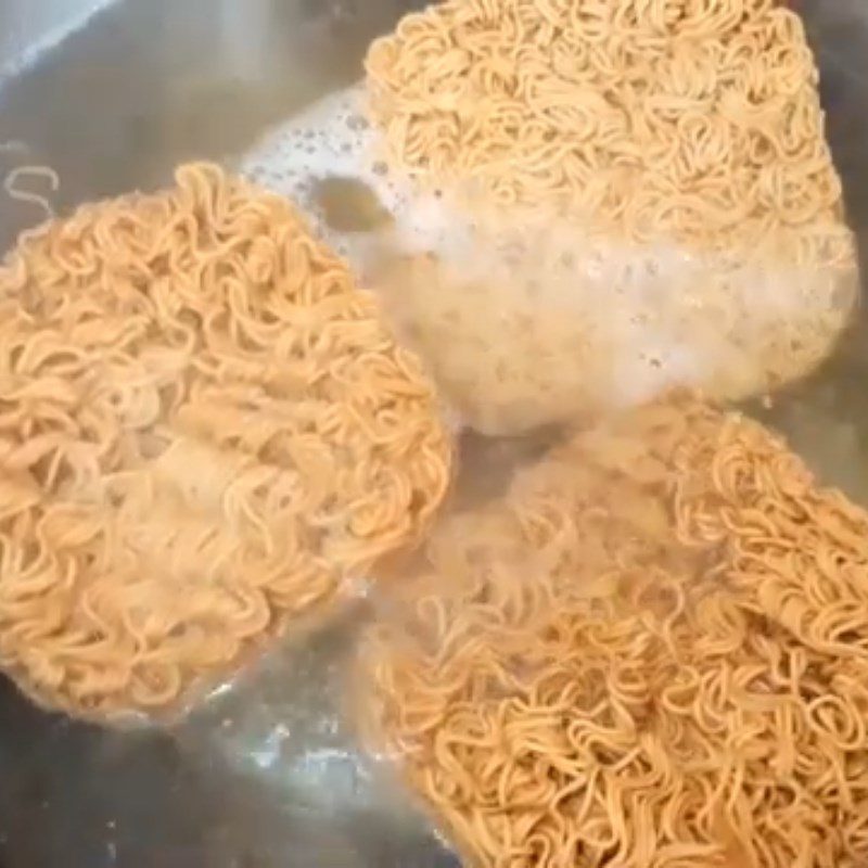 Step 1 Blanch the noodles Instant Noodles Stir-fried with Canned Fish