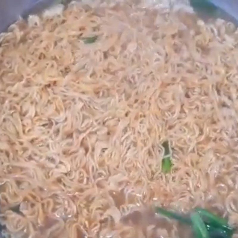 Step 1 Blanch the noodles Instant noodles stir-fried with canned fish