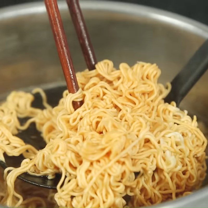 Step 1 Blanch the noodles Egg Rolled Instant Noodles with Canned Fish