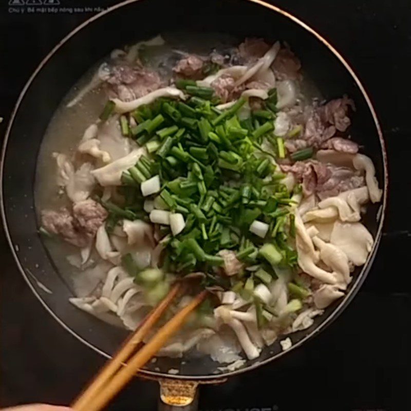 Step 3 Stir-fried mushrooms and pork Stir-fried oyster mushrooms with pork