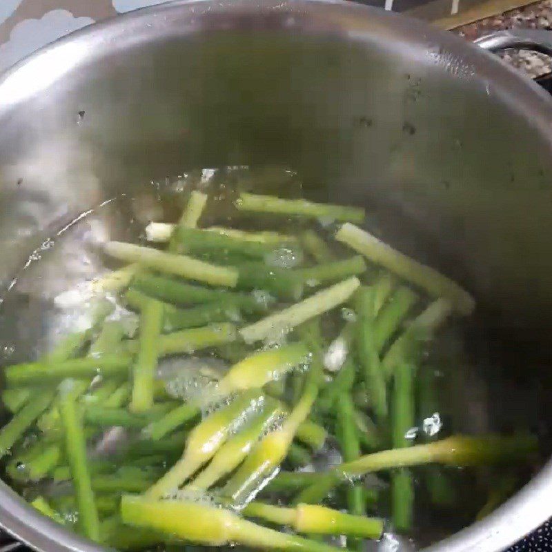 Step 3 Blanch the ingredients Garlic shoots stir-fried with mushrooms