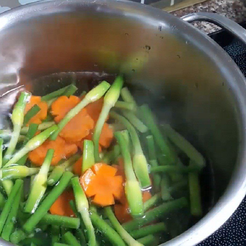 Step 3 Blanch the ingredients Garlic shoots stir-fried with mushrooms