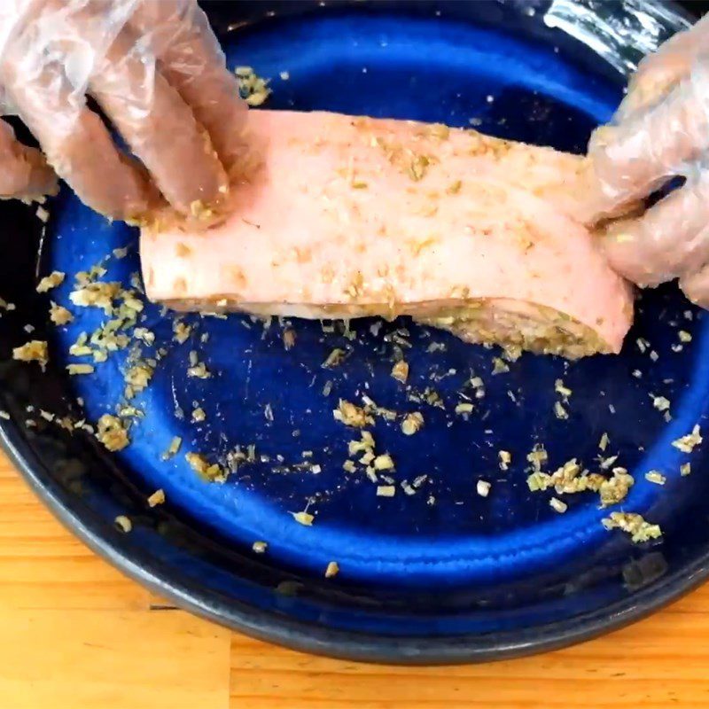 Step 2 Marinate the meat Grilled pork in a clay pot