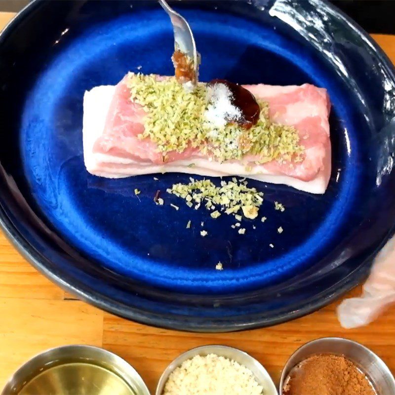 Step 2 Marinate the meat Grilled pork in a clay pot