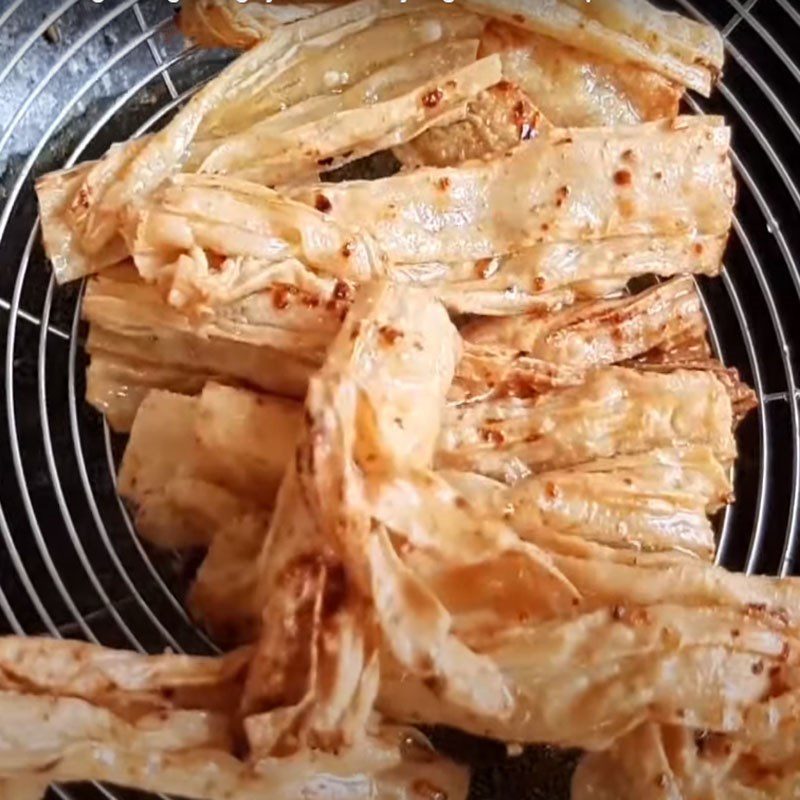 Step 2 Marinate and fry the tofu skin for the vegetarian grapefruit salad