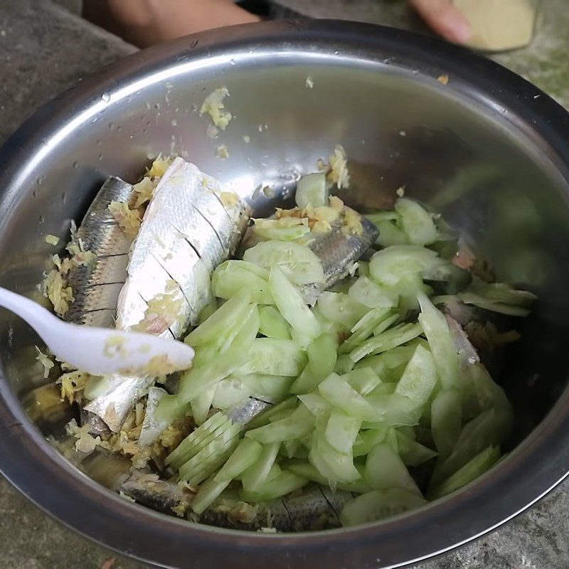 Step 2 Marinate the fish Braised snakehead fish with pepper