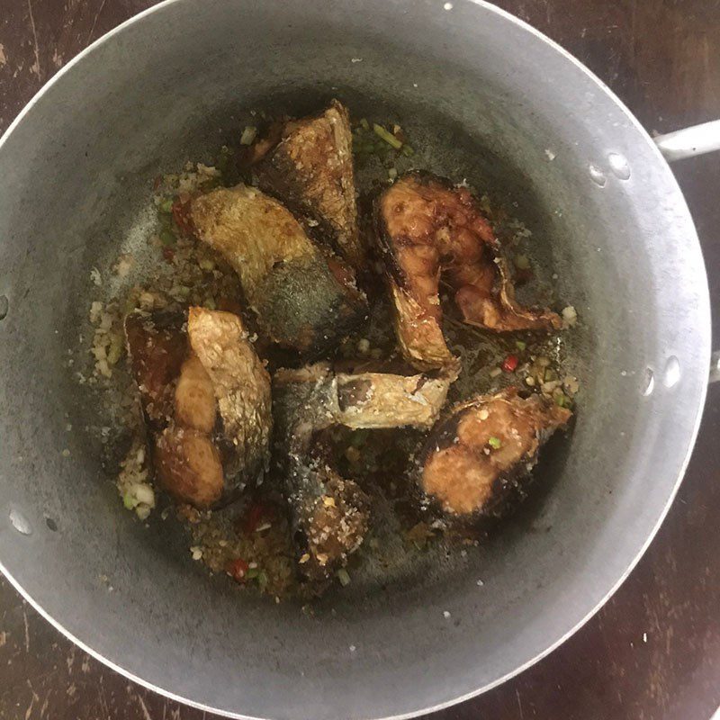 Step 3 Marinate the fish Japanese mackerel - mackerel braised in coconut water