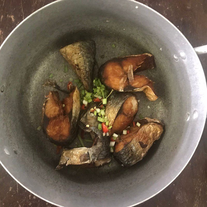 Step 3 Marinate the fish Japanese mackerel - mackerel braised in coconut water