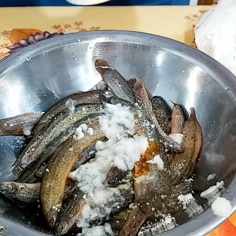 Step 2 Marinate the fish Eel fried with betel leaves