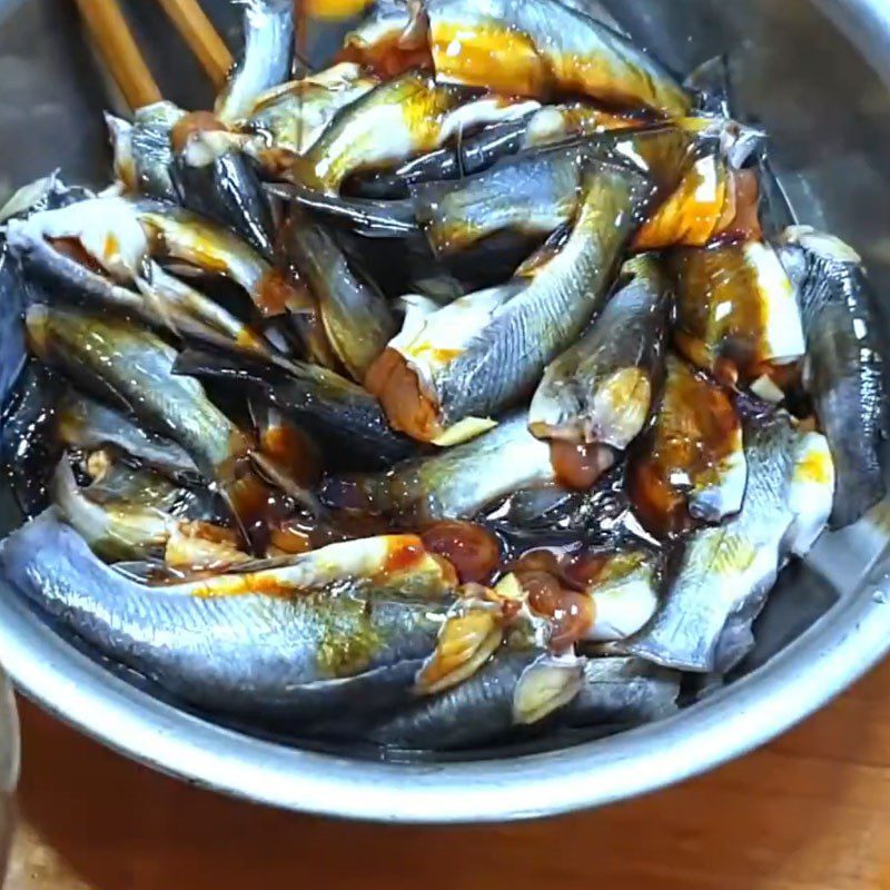 Step 2 Marinate the fish Grilled snakehead fish with lemongrass and chili