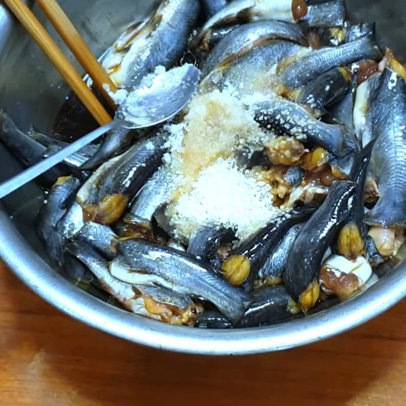 Step 2 Marinate the fish Grilled snakehead fish with lemongrass and chili