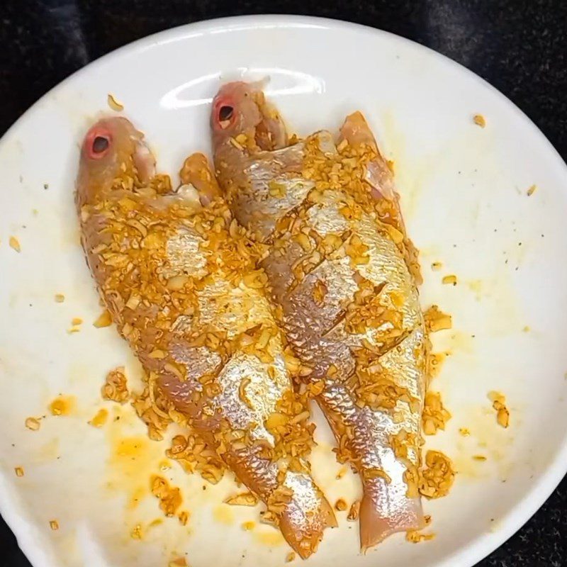 Step 2 Marinate the fish Fried fish with lemongrass and dried chili