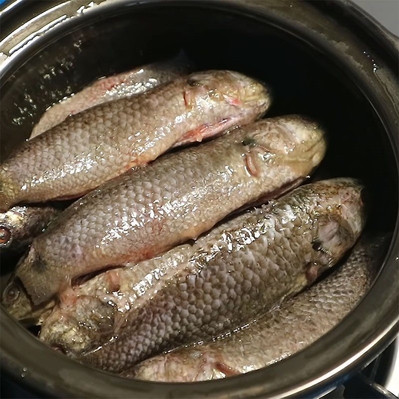 Step 2 Marinate the fish Snakehead fish stewed with fermented soybeans