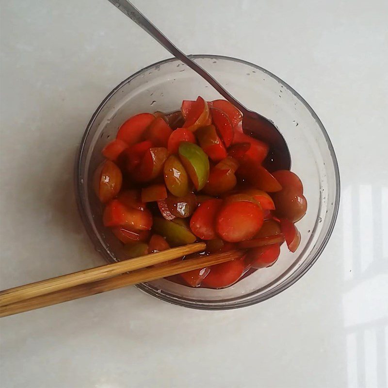 Step 2 Marinate with sugar Hanoi plums (Northern plums) soaked in sugar