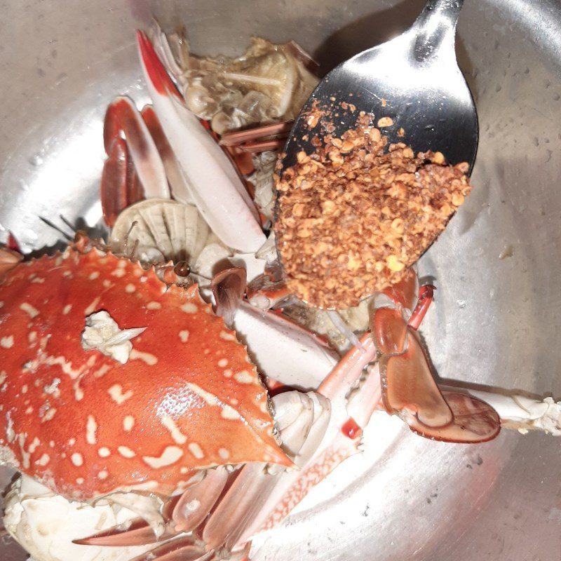 Step 3 Marinate the crab Garlic fried crab