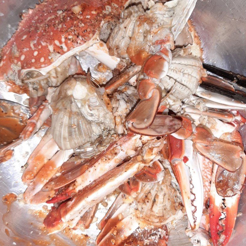 Step 3 Marinate the crab Garlic fried crab